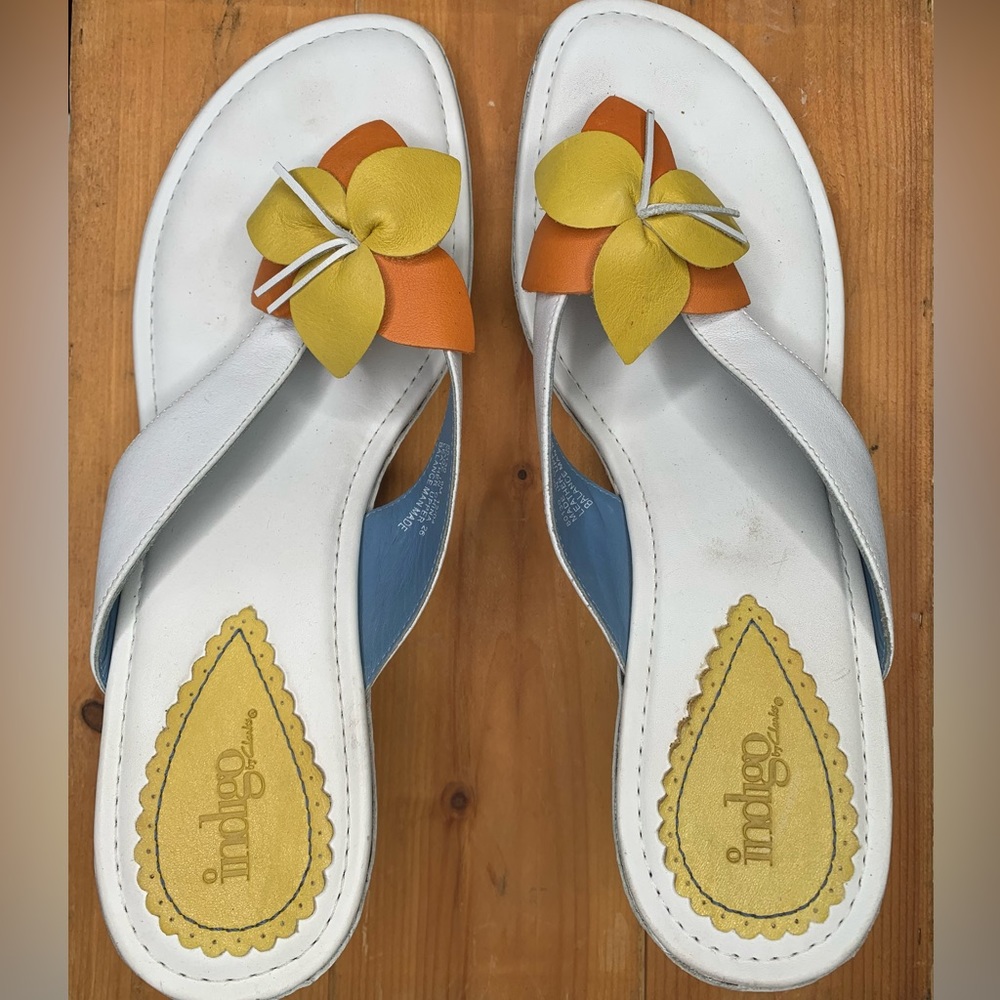 Indigo by Clarks White Leather Slides with Leather Flowers 9M in New Condition